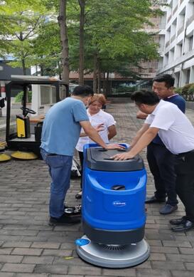 潔臣士掃地車(chē)、洗地機進(jìn)駐高級中學(xué)，從此輕松做保潔(圖1)