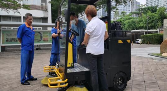 潔臣士掃地車(chē)、洗地機進(jìn)駐高級中學(xué)，從此輕松做保潔(圖2)