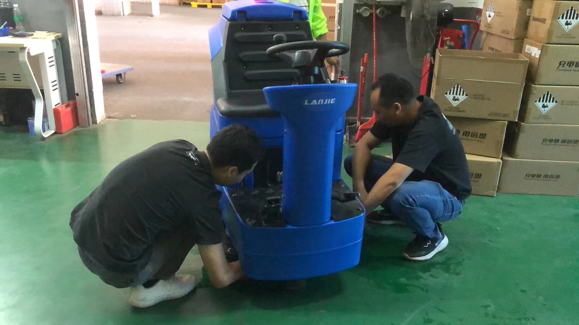 機械制造公司使用洗地機有哪些好處？(圖1)