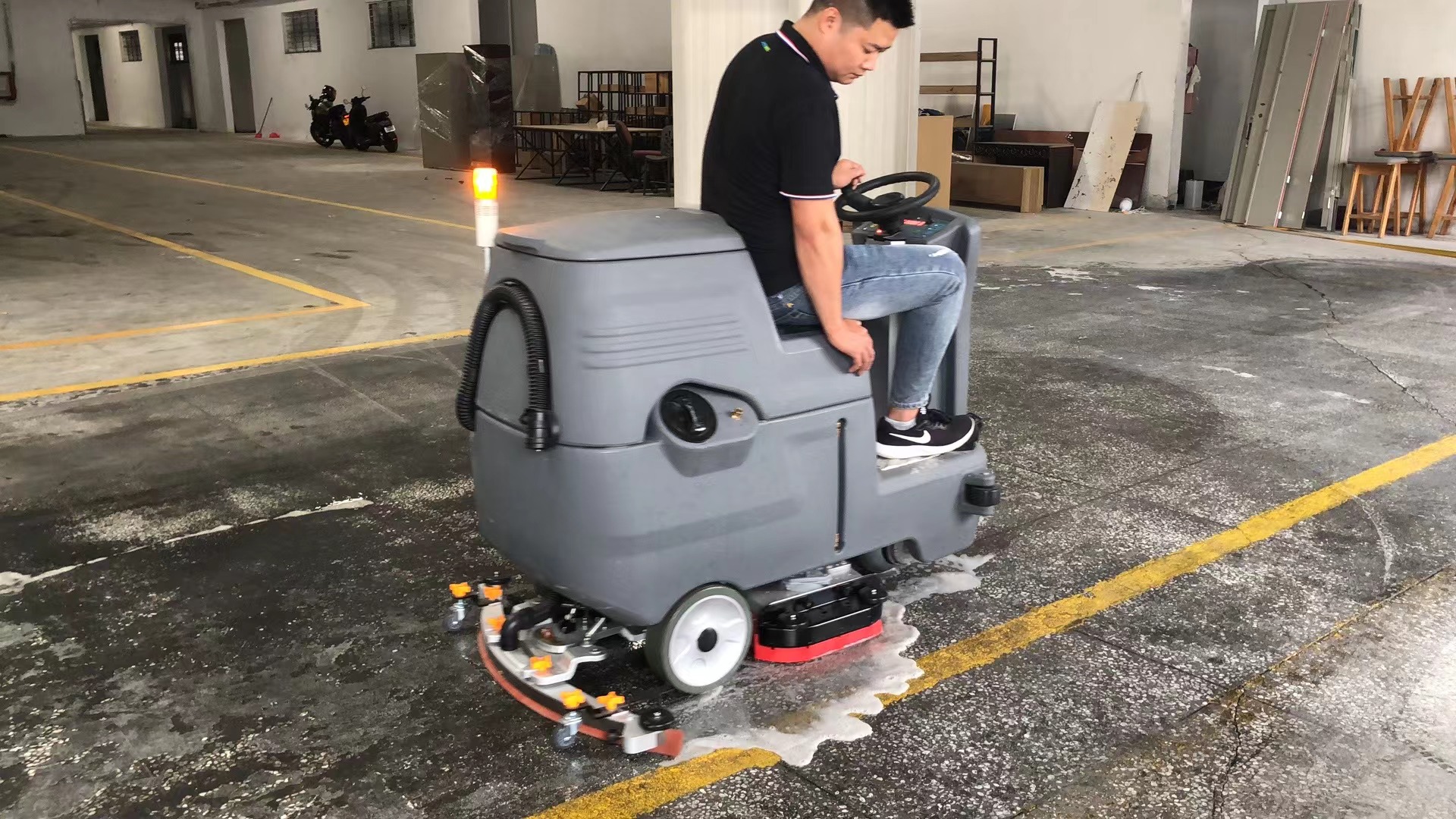 地庫用電動(dòng)駕駛式洗地機：節能環(huán)保、助力提高工作效率！(圖1)