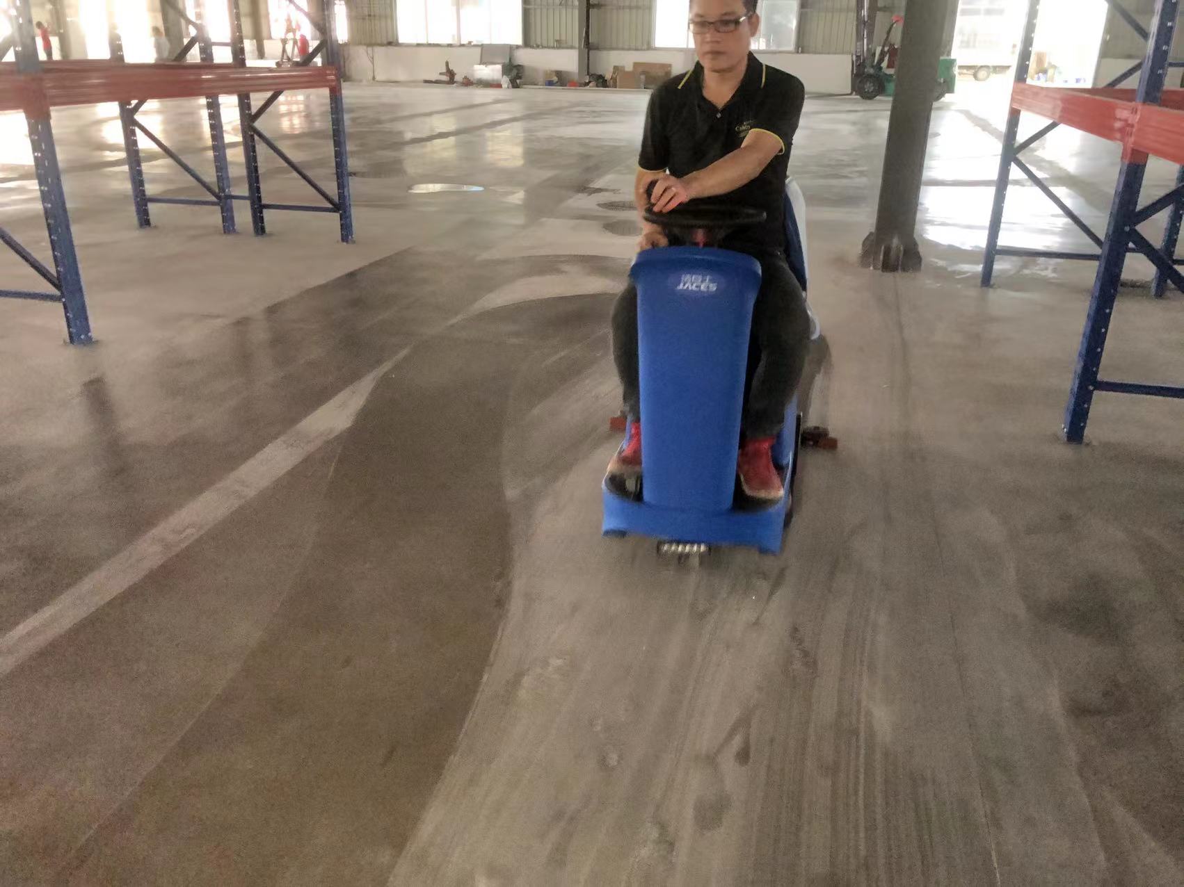 地庫用電動(dòng)駕駛式洗地機：節能環(huán)保、助力提高工作效率！(圖1)