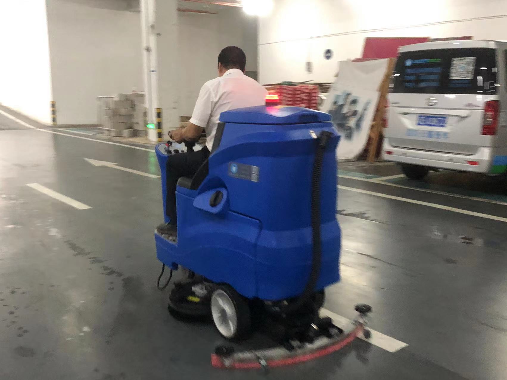 停車(chē)場(chǎng)出入口有陡坡，可以用洗地機來(lái)打掃嗎(圖1)
